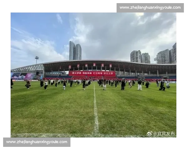 川超自贡主场：一半赛场燃，一半看台暖